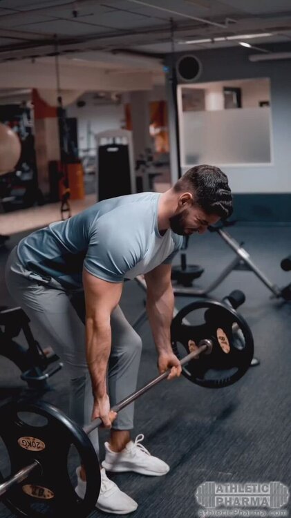 Поднимает штангу в наклоне