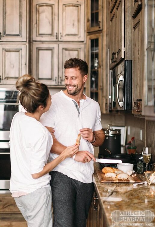 Пара готовит ужин