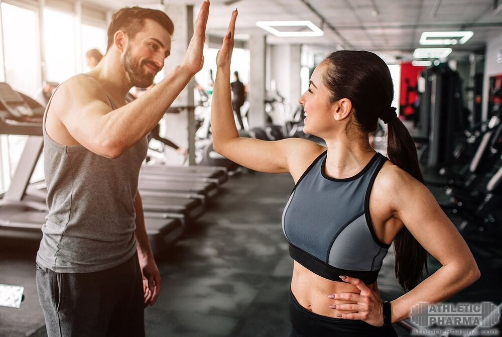 Пара на тренировке в спортзале