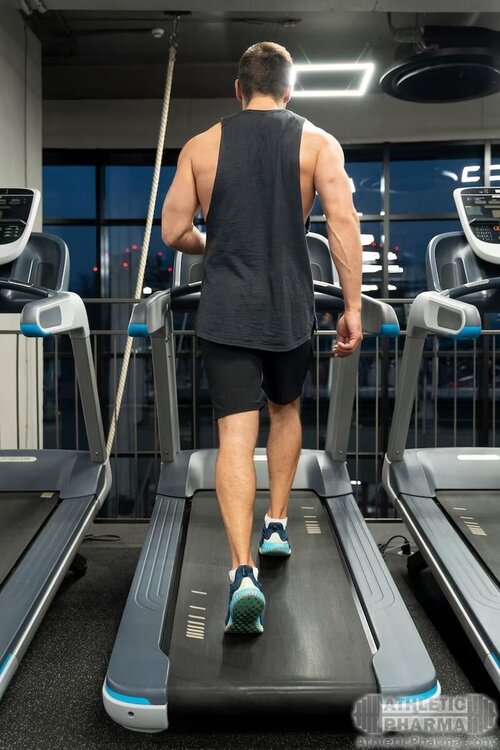 Занимается на беговой дорожке